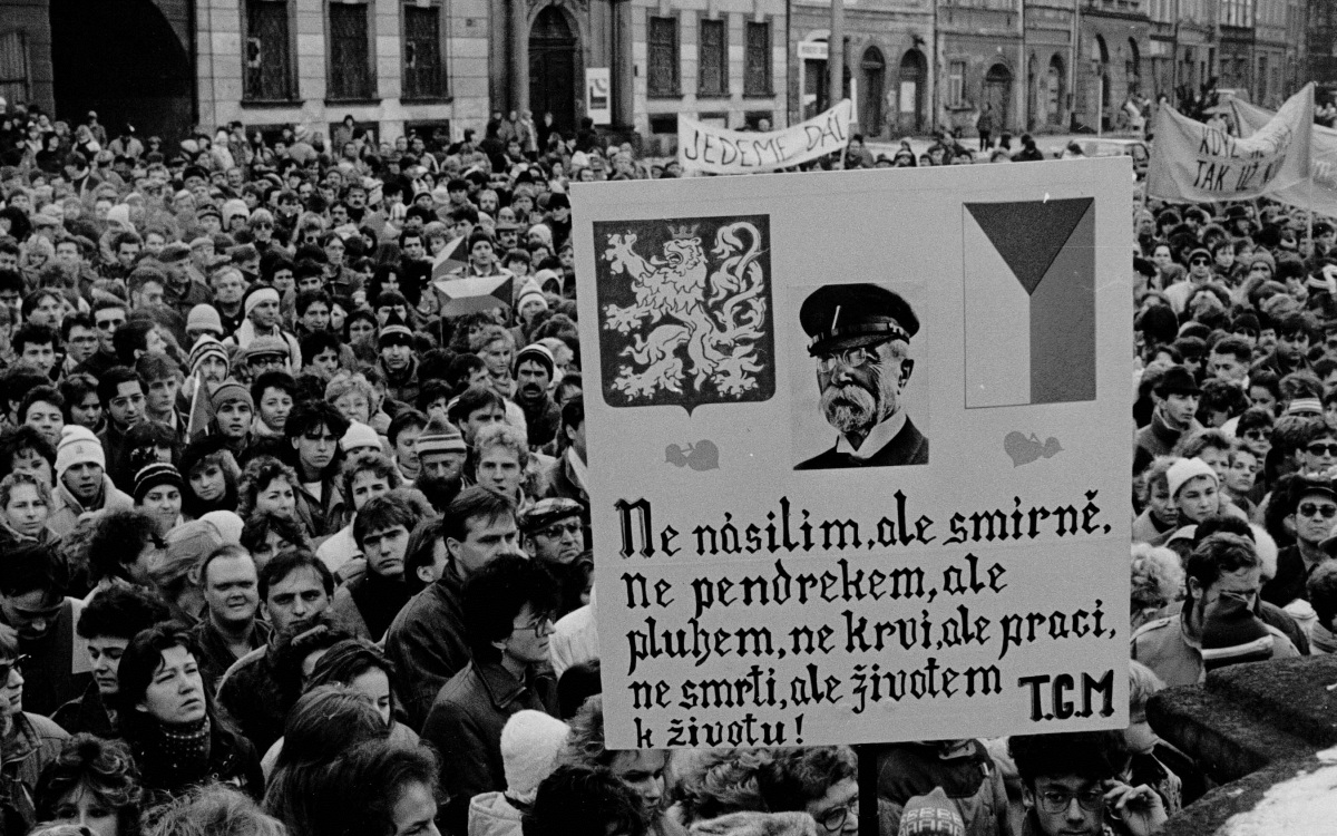 Demonstrace na Velkém náměstí (foto Ladislav Chytrý)